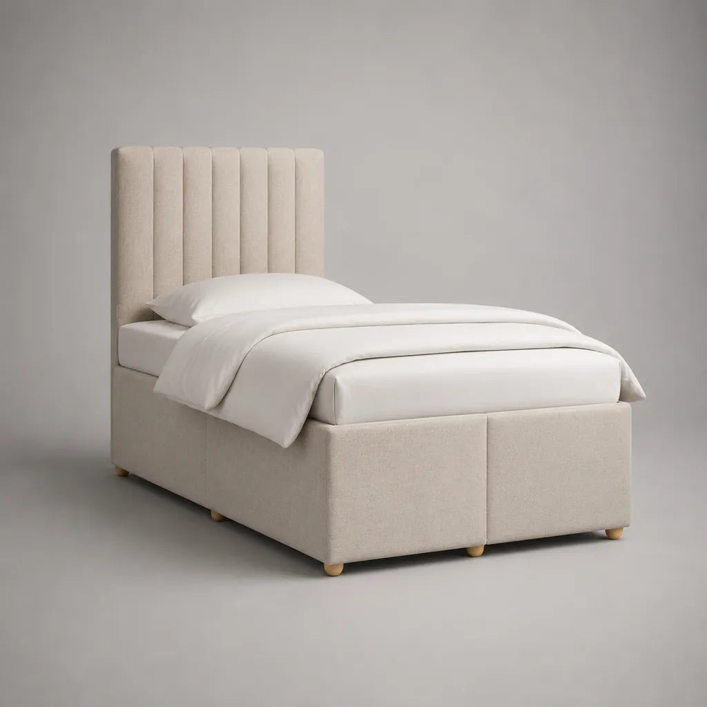 Lit double rembourré 140 × 190 cm en tissu beige avec tête de lit à panneaux verticaux